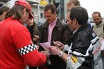 Michael Schumacher schreibt Autogramme