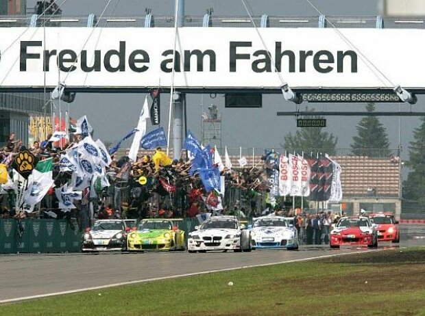Titel-Bild zur News: Zieleinlauf der 24-Stunden-Nürburgring