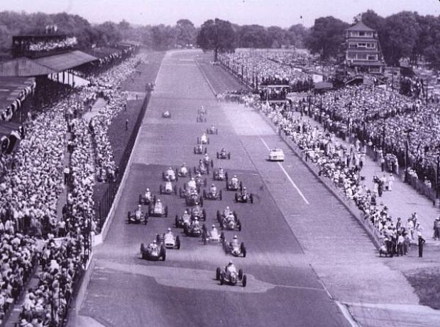 Titel-Bild zur News: Start zum Indy 500 1950