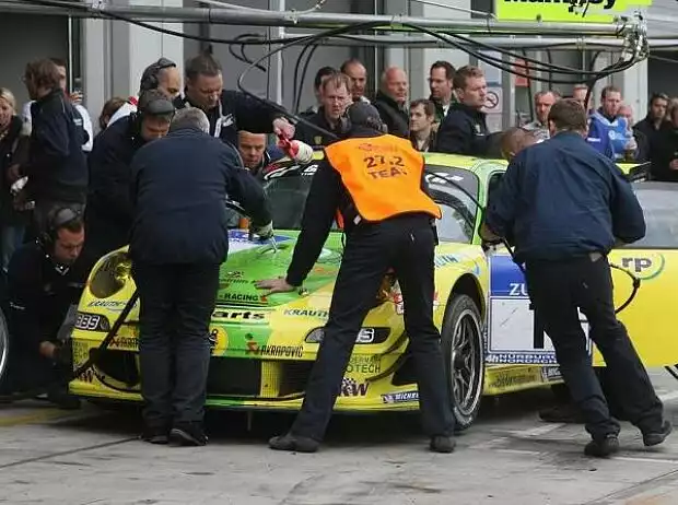 Manthey Porsche beim Boxenstopp Titel-Bild zur News: Manthey Porsche beim Boxenstopp