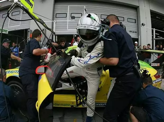 Timo Bernhard beim Fahrerwechsel Titel-Bild zur News: Timo Bernhard beim Fahrerwechsel