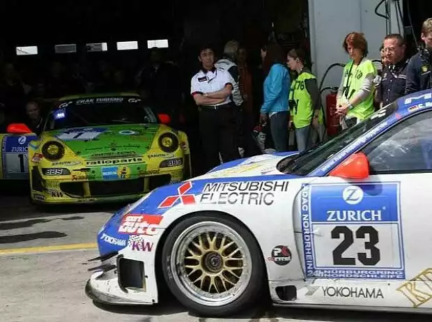 Manthey Porsche #1 und #2 in der Box Titel-Bild zur News: Manthey Porsche #1 und #2 in der Box
