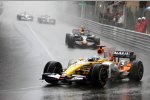 Fernando Alonso (Renault) vor Mark Webber (Red Bull) 