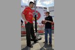 David Ragan trifft auf Basketballstar Yaio Ming