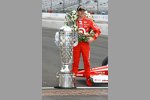 Scott Dixon mit der Borg-Warner-Trophy