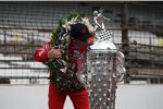 Scott Dixon mit der Borg-Warner-Trophy