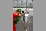 Scott Dixon küsst die Borg-Warner-Trophy