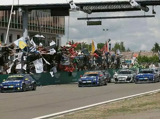 Zieleinlauf der 24-Stunden-Nürburgring Titel-Bild zur News: Zieleinlauf der 24-Stunden-Nürburgring