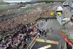 Rossi-Fans stürmen die Strecke