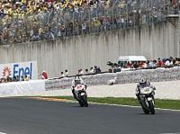 Andrea Dovizioso vor Shinya Nakano Andrea Dovizioso vor Shinya Nakano
