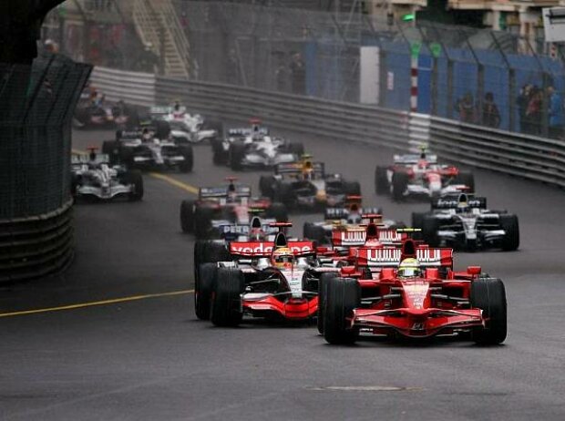 Titel-Bild zur News: Felipe Massa vor Lewis Hamilton