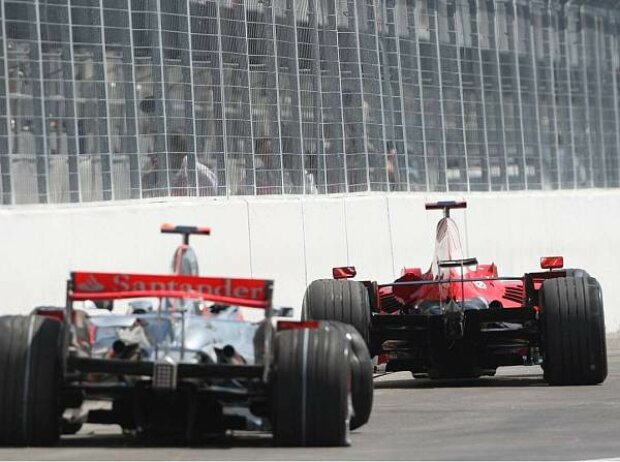 Titel-Bild zur News: Lewis Hamiltons und Kimi Räikkönens Auto