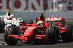 Felipe Massa (Ferrari) vor Rubens Barrichello (Honda F1 Team) 