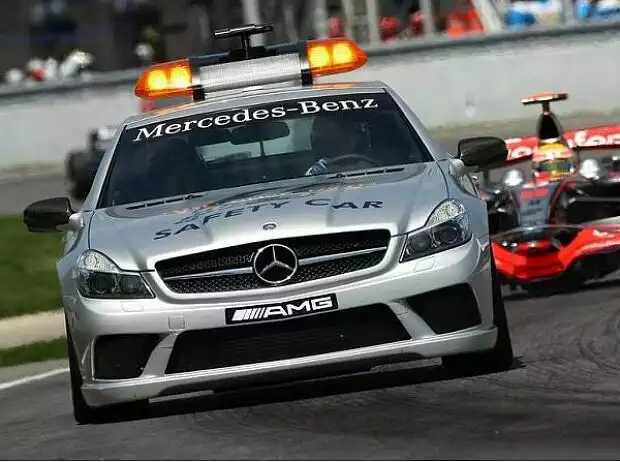 Safety-Car vor Lewis Hamilton Titel-Bild zur News: Safety-Car vor Lewis Hamilton