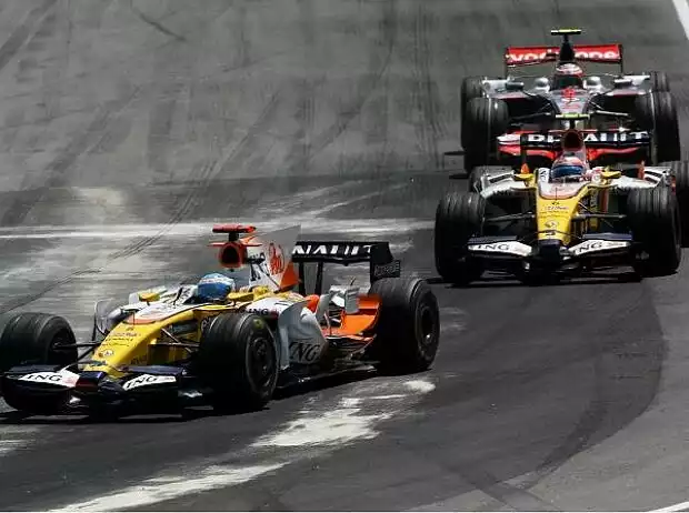 Fernando Alonso vor Nelson Piquet Jr. Titel-Bild zur News: Fernando Alonso vor Nelson Piquet Jr.