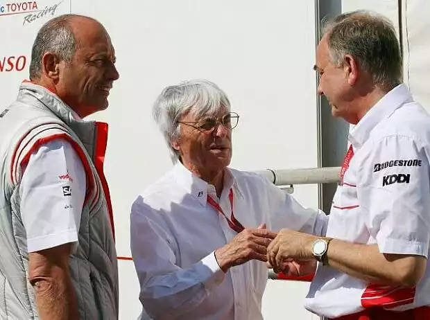 Ron Dennis, Bernie Ecclestone und John Howett Titel-Bild zur News: Ron Dennis, Bernie Ecclestone und John Howett