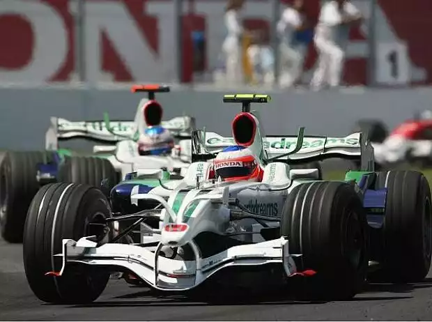 Titel-Bild zur News: Rubens Barrichello vor Jenson Button