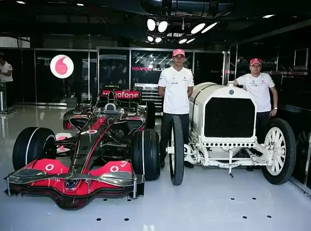 Hamilton und Kovalainen mit dem Mercedes Grand-Prix-Rennwagen von 1908 Titel-Bild zur News: Hamilton und Kovalainen mit dem Mercedes Grand-Prix-Rennwagen von 1908