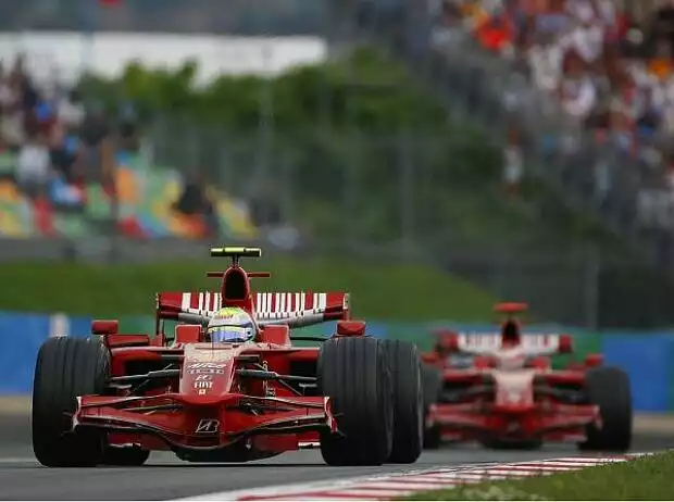 Felipe Massa vor Kimi Räikkönen Titel-Bild zur News: Felipe Massa vor Kimi Räikkönen