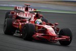 Felipe Massa vor Kimi Räikkönen (Ferrari) 