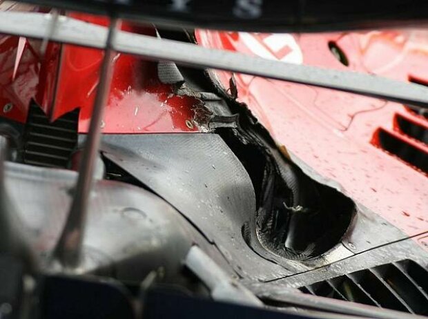 Titel-Bild zur News: Kimi Räikkönens Auspuff in Magny-Cours