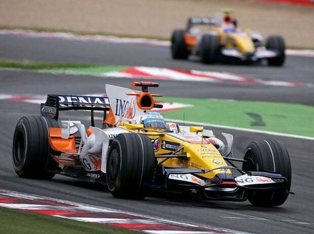 Titel-Bild zur News: Fernando Alonso vor Nelson Piquet Jr.