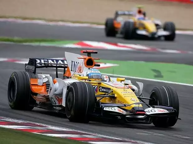 Fernando Alonso vor Nelson Piquet Jr. Titel-Bild zur News: Fernando Alonso vor Nelson Piquet Jr.