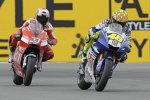 Valentino Rossi (Yamaha) vor Marco Melandri (Ducati)