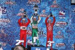 Tony Kanaan, Helio Castroneves und Scott Dixon feiern auf dem Podest