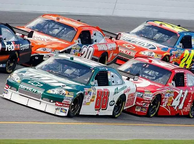 Bump Drafting Daytona Titel-Bild zur News: Bump Drafting Daytona