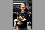 Sebastian Vettel (Toro Rosso) mit seiner Geburtstagstorte