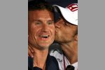 David Coulthard bekommt ein Küsschen von Jenson Button