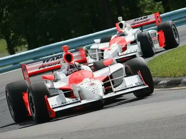 Helio Castroneves vor Ryan Briscoe Titel-Bild zur News: Helio Castroneves vor Ryan Briscoe