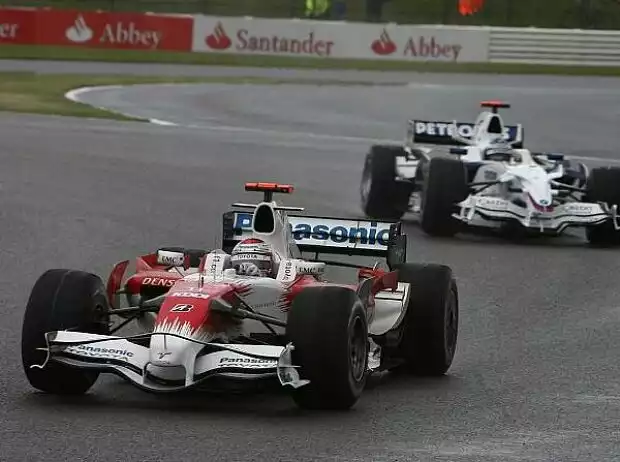 Titel-Bild zur News: Jarno Trulli vor Nick Heidfeld