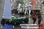 Rubens Barrichello wird versorgt, Jenson Button (Honda F1 Team) muss warten