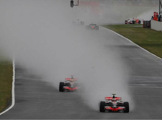 Heikki Kovalainen vor Lewis Hamilton Heikki Kovalainen vor Lewis Hamilton