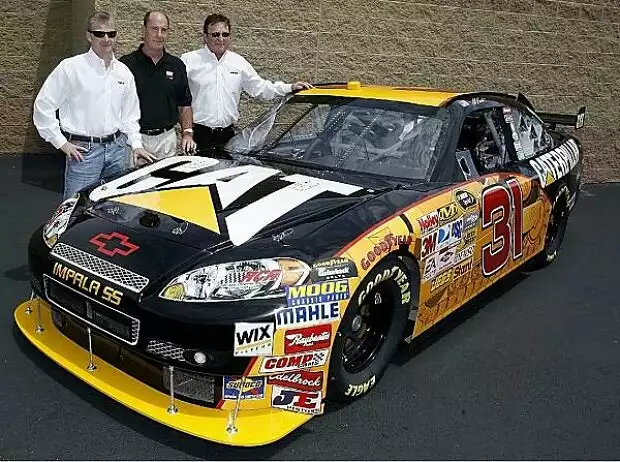 Jeff Burton Childress Caterpillar 2009 Titel-Bild zur News: Jeff Burton Childress Caterpillar 2009