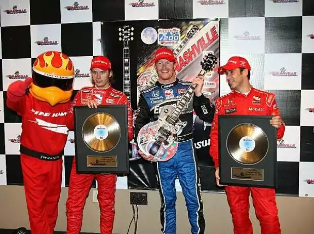 Scott Dixo, Dan Wheldon, Helio Castroneves Titel-Bild zur News: Scott Dixo, Dan Wheldon, Helio Castroneves