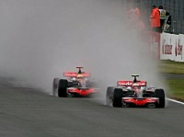 Heikki Kovalainen vor Lewis Hamilton