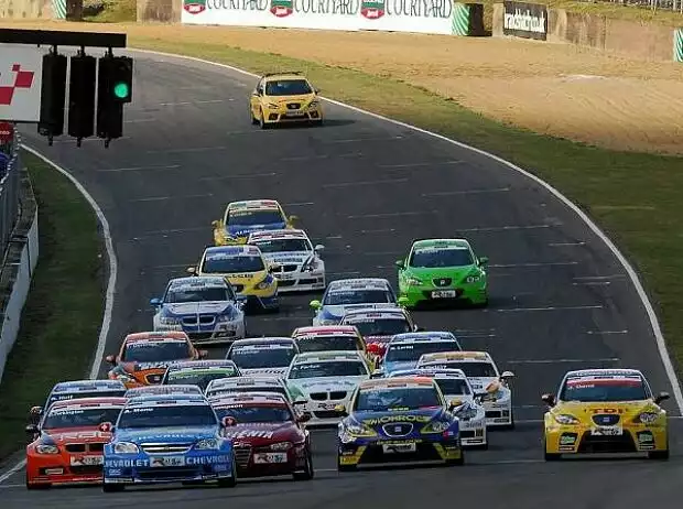 WTCC Start Brands Hatch Titel-Bild zur News: WTCC Start Brands Hatch