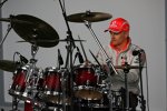 Heikki Kovalainen (McLaren-Mercedes) am Schlagzeug