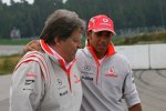 Norbert Haug (Mercedes-Motorsportchef) und Lewis Hamilton (McLaren-Mercedes) 