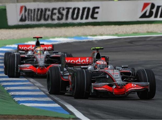 Titel-Bild zur News: Heikki Kovalainen vor Lewis Hamilton