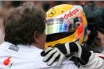 Norbert Haug (Mercedes-Motorsportchef) und Lewis Hamilton (McLaren-Mercedes) 
