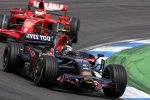 Sebastian Vettel (Toro Rosso) vor Kimi Räikkönen (Ferrari)  