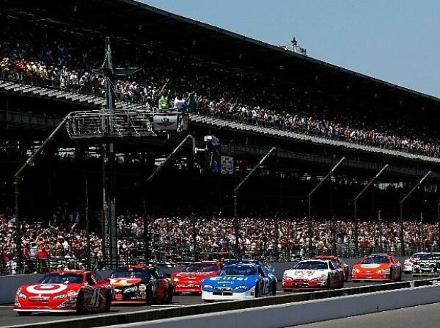 Titel-Bild zur News: Start NASCAR Indianapolis