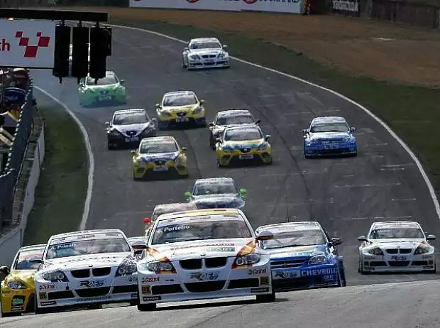 Start Brands Hatch WTCC Titel-Bild zur News: Start Brands Hatch WTCC