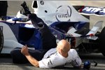 Ein Teammitglied des BMW Sauber F1 Teams bekommt einen elektrischen Schlag beim Berühren des Autos