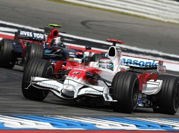 Titel-Bild zur News: Jarno Trulli vor Sebastian Vettel
