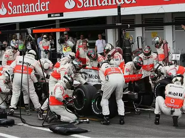 Lewis Hamilton und seine Boxencrew Titel-Bild zur News: Lewis Hamilton und seine Boxencrew